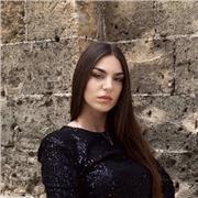 Docente di inglese impartisce lezioni di lingua inglese per ragazzi di scuole medie e superiori